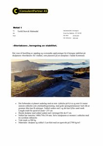 Fotografi av en stor fisk-skulptur (Storlaksen) på en rasteplate med bakgrunn av fjell og vann.