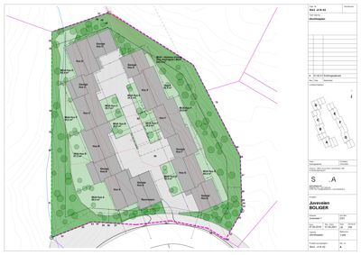 Situasjonsplan som viser tomtens form, bygningenes plassering (Hus A-G), arealer og omgivelser.