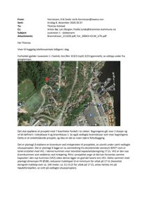 Et flyfoto eller kart som viser et område med skog og vann, inkludert en vei og en bygning.