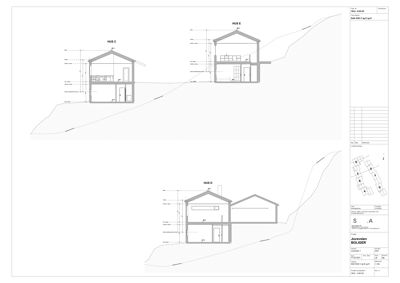 Snittegning som viser tverrsnittet av tre hus (HUS C, HUS D, HUS E) sett fra siden, inkludert høydeangivelser og grunnform.