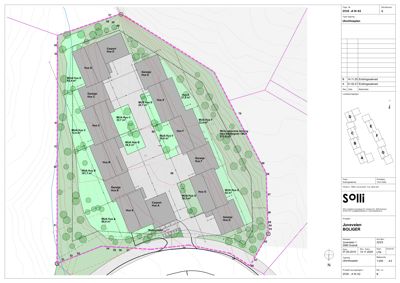 Situasjonsplan som viser tomtens form, grenser (rød linje), terrengformning (konturlinjer) og plassering av flere bolighus med tilhørende garasjer og parkeringsplasser.