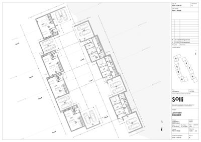 Etasjeplan (Plan 1) som viser romfordeling, parkeringsplasser og bygningens layout.