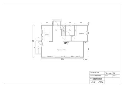 Etasjeplan (1. etg) med romfordeling (Stue, Kjøkken, Hall, Bad, Soverom), dimensjoner og trapp.