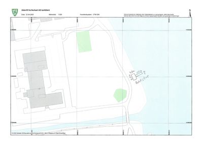 Situasjonsplan (Norkart) som viser tomtens grenser, eksisterende bygninger, veier og en håndskrevet merking av 'Badstue' med mål.