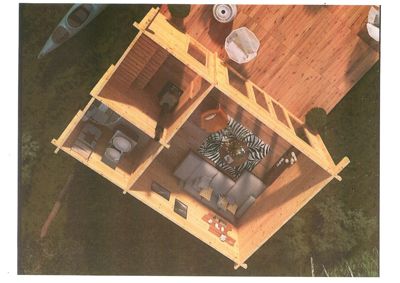 3D-visualisering (rendering) av et hus sett fra oven, som viser romfordeling, møblering og utvendig terrasse.