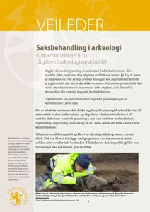 Fotografi av en arkeolog som utfører utgravning i et kokegrop ved Henenrykrysset.