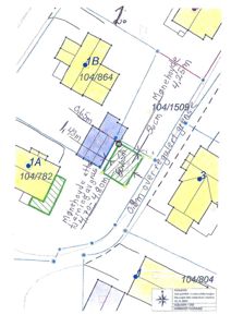 Situasjonsplan som viser tomtens plassering i forhold til naboer, reguleringsgrenser, måleheider og eiendomsnummer.