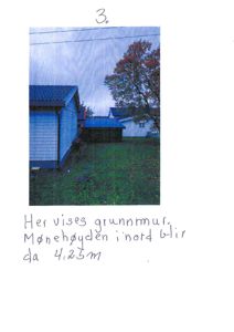 Fotografi av en eksisterende bygning (blå hytte) sett fra siden, med tilhørende håndskrevet notat om grunnmur og mønehøyde.