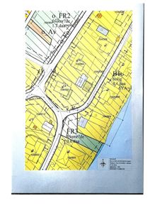 Situasjonsplan som viser tomtegrenser, veier og bygningsplasseringer i et område.