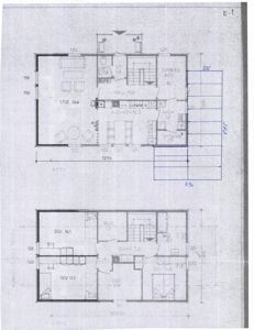 Etasjeplaner (plantegninger) som viser romfordeling, dimensjoner og plassering av inngangsdører for to ulike etasjer i en bolig.