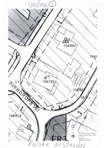 Situasjonsplan som viser tomtens plassering i forhold til nabolag, vei (Sverdrups vei), og eiendomsnummer (f.eks. 104/782).