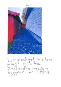 Fotografi av gruslag mellom en garasje og et uthus med håndskrevet notat om avstand.