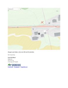 Kart over et område med bygningsplasseringer (grå blokker) og en markert plassering (rødt kryss og svart pinne).