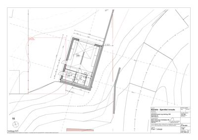 Situasjonsplan med konturlinjer, bygningsplassering og dimensjoner.