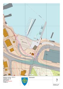 Kartutsnitt som viser topografi, vegnett, eksisterende bygninger og en planlagt stillasbeholdning ved en kai.