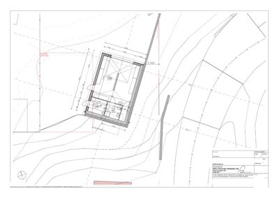 Situasjonsplan med konturlinjer, bygningsplassering og dimensjoner.
