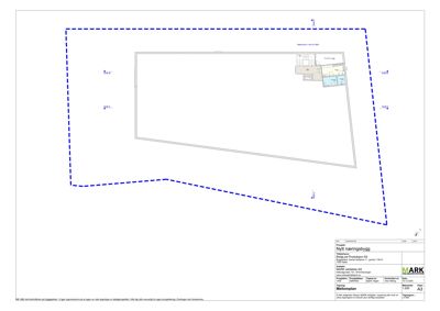 Situasjonsplan som viser tomtens grenser (blå prikket linje) og plassering av en ny næringsbygning (grå rektangel) med en mindre eksisterende bygning (beige) i hjørnet.