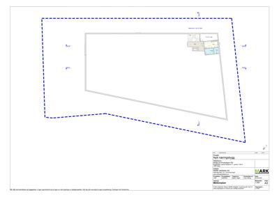 Situasjonsplan som viser bygningens plassering i forhold til eiendomsgrunnlinjene (blå linjer) og nabolaget.