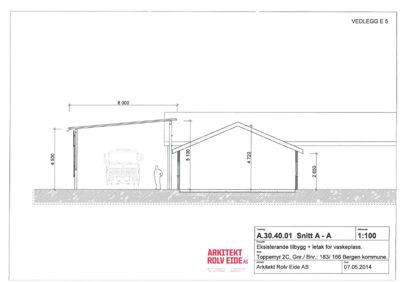 Snittegning (Snitt A-A) som viser tverrsnittet av en nybygd vaskeplass med takkonstruksjon, dimensjoner og plassering i forhold til eksisterende bygning.