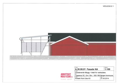 Fasadetegning som viser oppriss av en bygning med rød fasade og en tilbyggende del med tak.