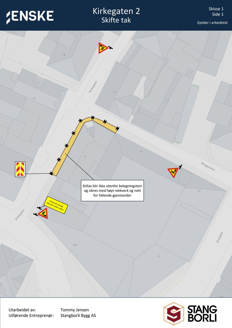 Situasjonsplan som viser bygningens plassering i forhold til gater (Kirkegaten, Bryggveien) og en planlagt endring av taket.