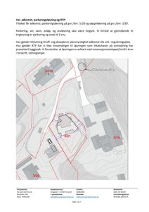 Situasjonsplan som viser bygningens plassering i forhold til vei, parkeringsplass og naboeiendom.