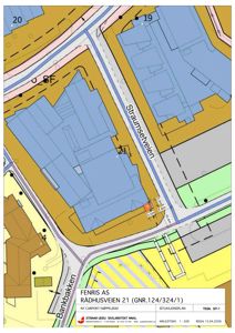 Situasjonsplan som viser bygningens plassering i forhold til gater (Straumsetveien, Bankbakken), nabotomter og eiendomsnummer.