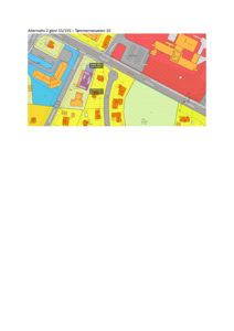 Situasjonsplan som viser tomtens plassering i forhold til nabolaget, veier og andre bygninger. Fargene indikerer ulike arealbrukszoner (f.eks. blått for vann, gult for bebyggelse, rødt for bevaringsverdi).