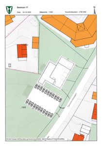 Situasjonsplan som viser bygningens plassering i forhold til nabolag, vei (Temmerhøysvegen), parkeringsplass og topografi.