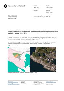 Dokumentet inneholder et utsnitt av en situasjonsplan (venstre) og et utsnitt av et skråfoto (høyre) som viser eiendommen.