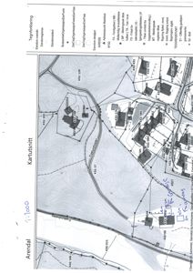 Kartutsnitt som viser topografi, vegforløp, eiendomsnummer og bygningsplassering i et område.