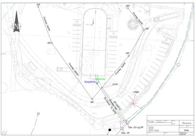Situasjonsplan som viser bygningens plassering i forhold til veier, parkeringsplasser og andre utendørs elementer.