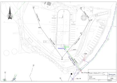 Situasjonsplan som viser bygningens plassering på tomten, tilknytningsveier, parkeringsplasser og områder for overlag.