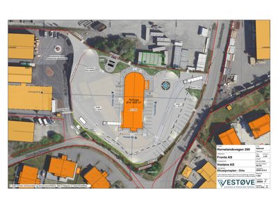 Situasjonsplan som viser tomt, bygning, veier og parkeringsplasser.