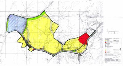 Situasjonsplan som viser tomtens form, grenser, og ulike arealbruk markert med farger (gult, rødt, blått).