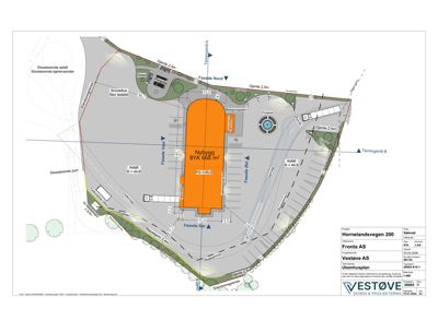 Situasjonsplan som viser bygningens plassering på tomten, tilstøtende veier, parkeringsplasser og fasader.
