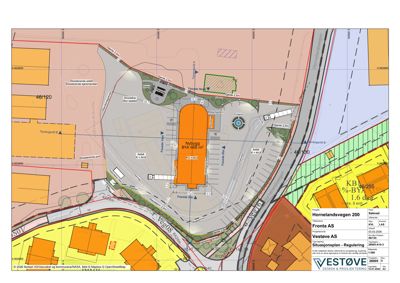 Situasjonsplan som viser bygningens plassering i forhold til veier, naboeiendommer og parkeringsplasser.