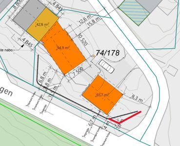 Situasjonsplan som viser tomtens form, grenser, naboeiendommer, veigrenser, innkjøringsvei og arealoppdelinger.