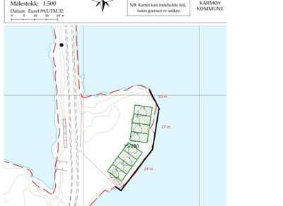 Situasjonsplan som viser tomtens beliggenhet i forhold til vann og vei, med angitte mål på tomtegrensene.
