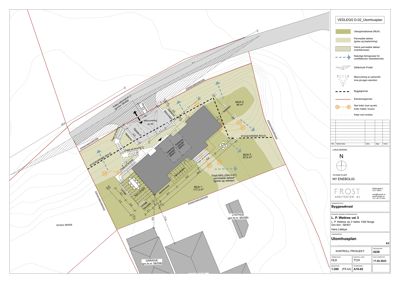 Situasjonsplan som viser bygningens plassering på tomten, tilstøtende eiendommer, vegger og arealbruk.