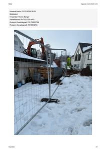 Fotografi av en byggeplass med snø, hekk, graver og bygg i bakgrunnen.