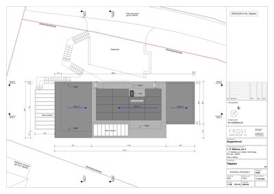 Etasjeplan (takplan) som viser romfordeling, vegger, trapper og mål på en bygning.