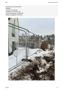 Fotografi av en bygning sett fra bakken, med en hekk i forgrunnen og snø på bakken.