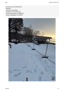 Fotografi av et utendørs område med snø, en metallgjerde og en liten hytte eller paviljong i bakgrunnen.