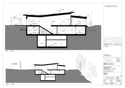 Tegning som viser et tverrsnitt (snitt) gjennom en bygning, med romfordeling og høydemål.