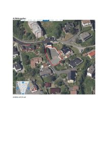 Skjærfoto (satellittbilde) av et område med bebyggelse, der en tomt er markert med en rød sirkel.