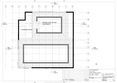 Etasjeplan som viser romfordeling, takoppkjøring og ventilasjon for et bygg.