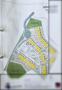 Situasjonsplan for 'SØVIKLIEN' med 35 rekkehus, som viser plassering av husblokker, fellesområder, veier og orientering.