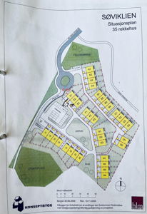 Situasjonsplan for 'SØVIKLIEN' med 35 rekkehus, som viser plassering av husblokker, fellesområder, veier og orientering.