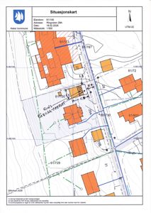 Situasjonskart som viser eiendomsnummer, adresse, naboeiendommer og bygningsplassering i forhold til veier og grunntopografi.